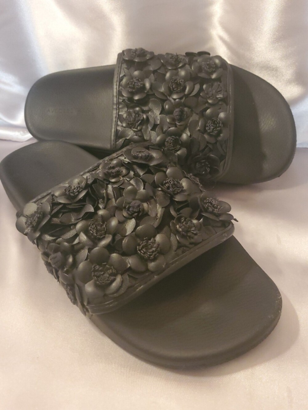 Avec Les Filles Black Floral Appliqué Pool Slide Sandals